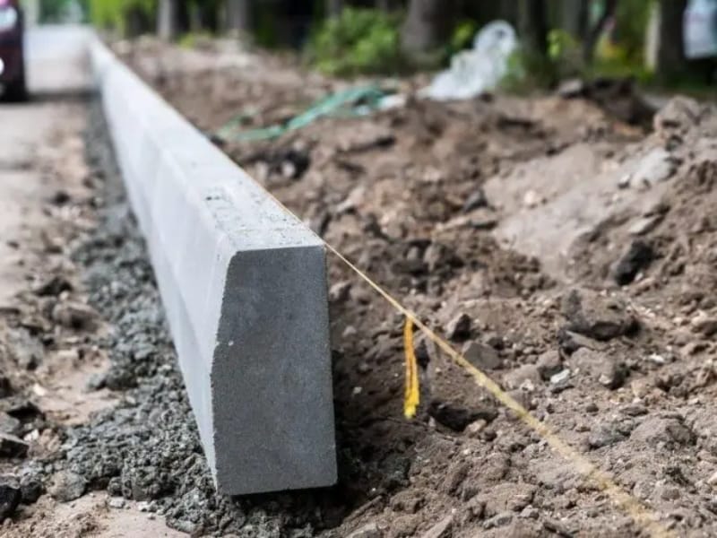 Укладання дорожнього бордюра