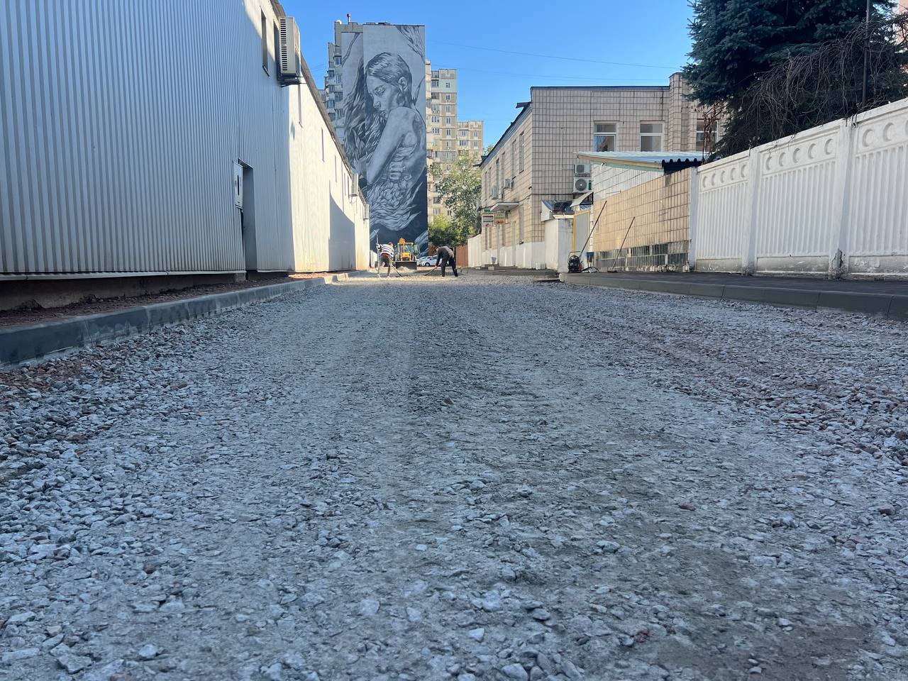 Підсипання дороги із щебеню