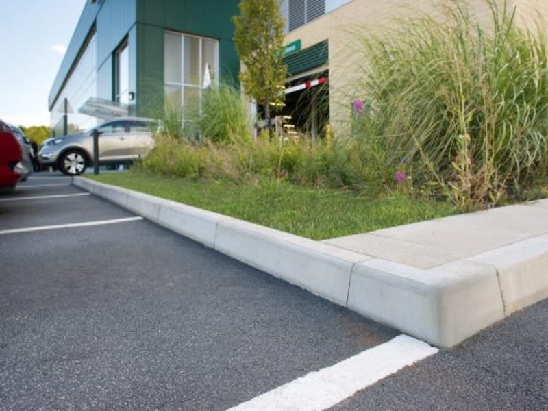 Укладання дорожнього бордюра