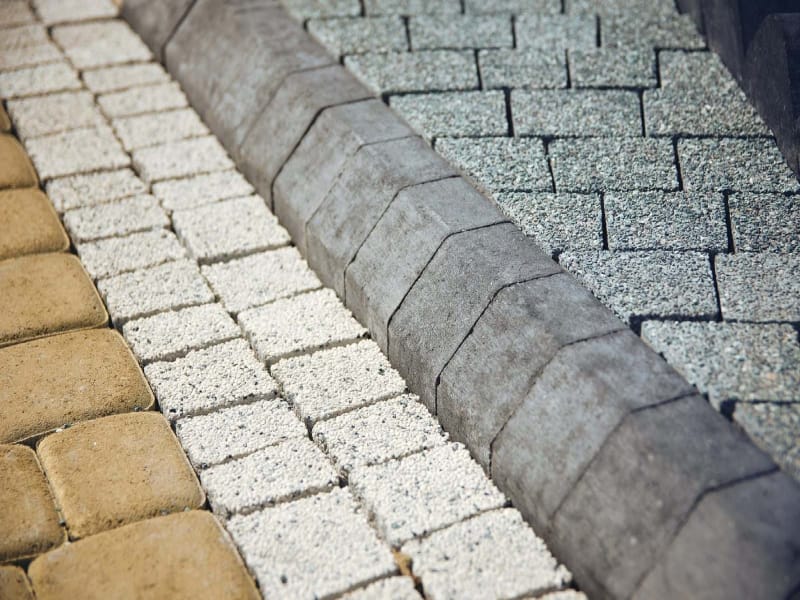 Укладання садового поребрика